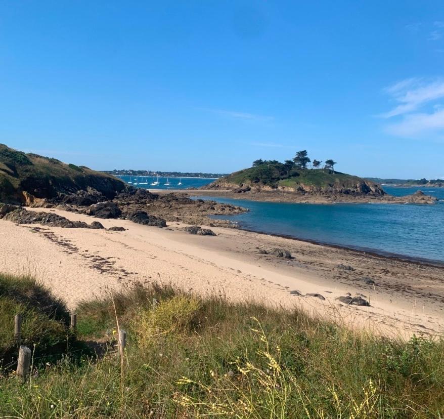 Magnifique bas de maison deux chambres situé prés des plages et du golf Saint-Briac-sur-Mer Esterno foto